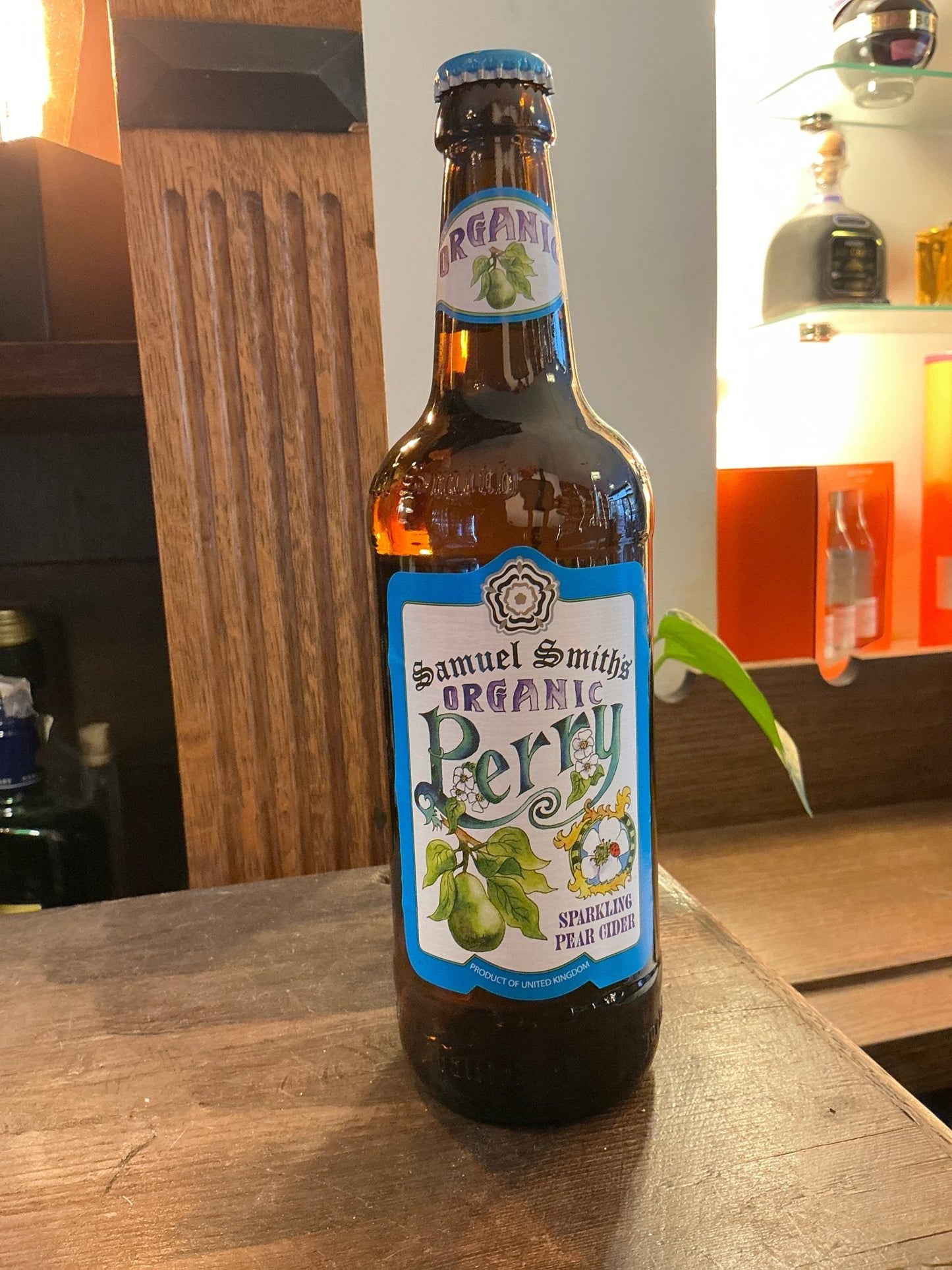 Samuel Smith’s Organic Pear Cider bottle with blue cap and botanical label featuring pears, premium artisan fruit cider.