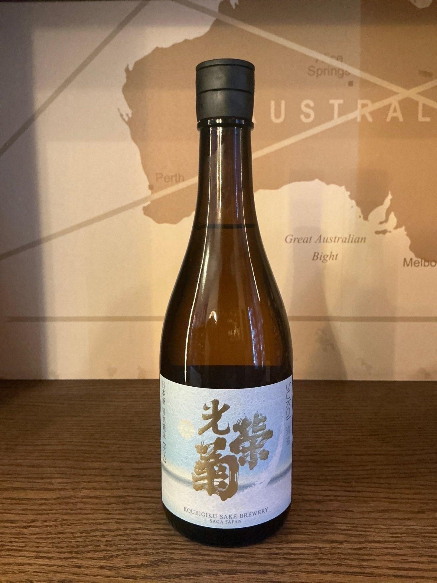 Premium Sukai Sake Junmai Ginjo by Koueigiku Shuzō in brown bottle with white label, artisanal limited edition Dutch gift.