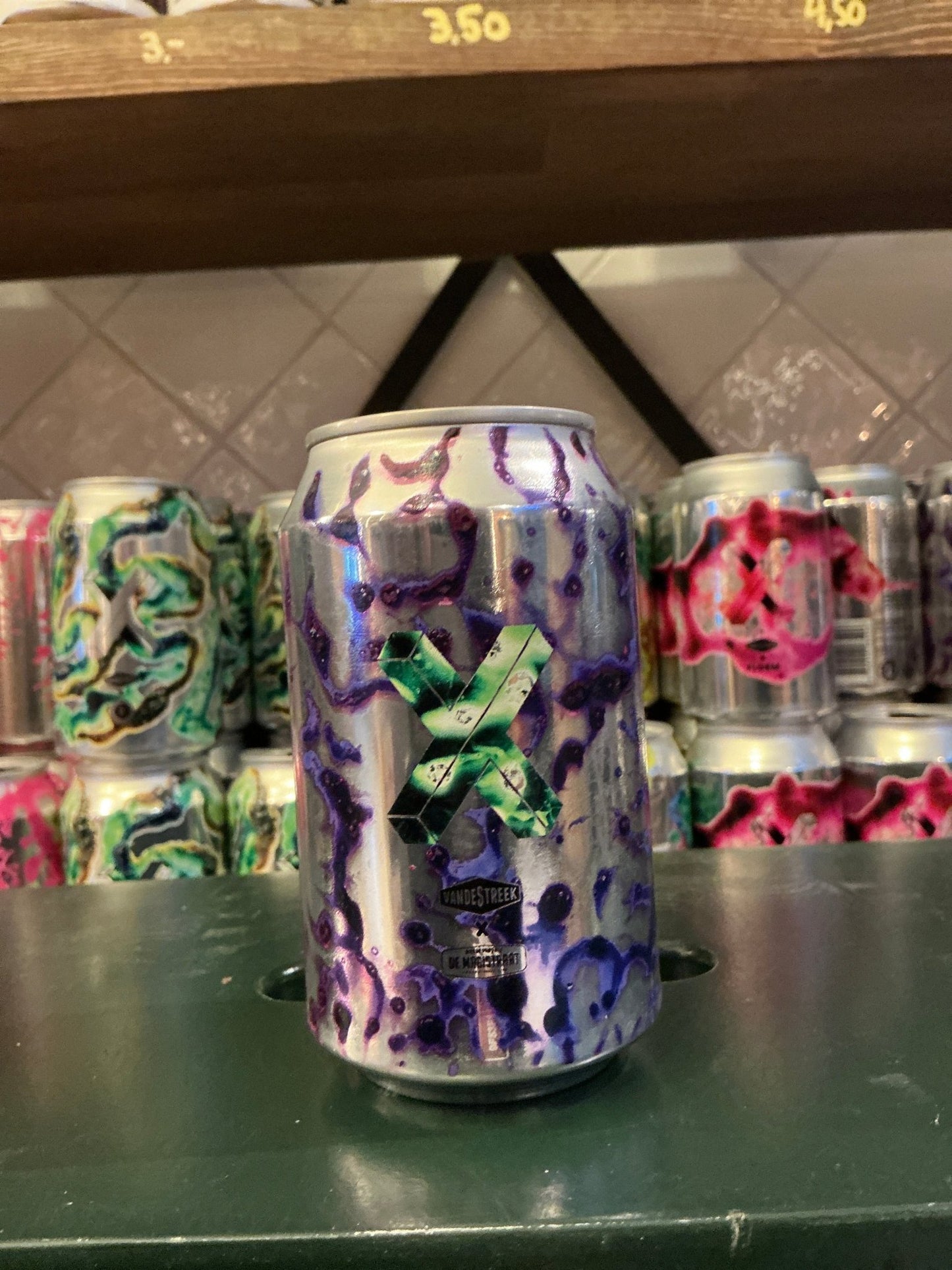 Van de Streek X Magistraat premium craft beer can with purple and green abstract botanical design, small batch artisan.