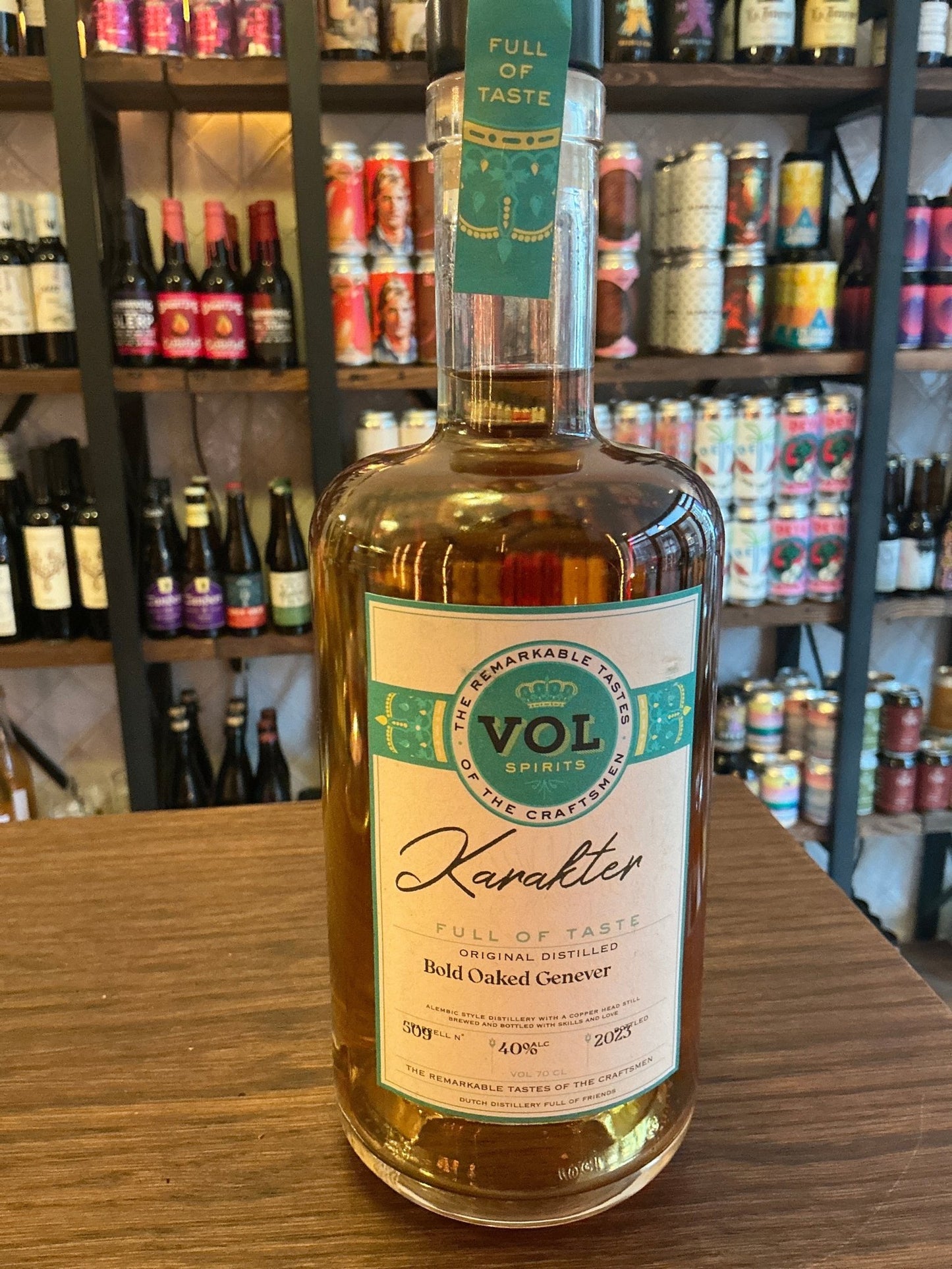 VOL-SPIRITS Karakter Bold Oaked Jenever bottle with amber aged spirit, teal and beige label, artisanal Dutch botanical.