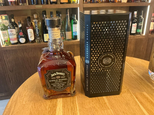 Jack Daniels Single Barrel Select premium Tennessee whisky gift pack with aged bourbon bottle and branded glass in black box.
