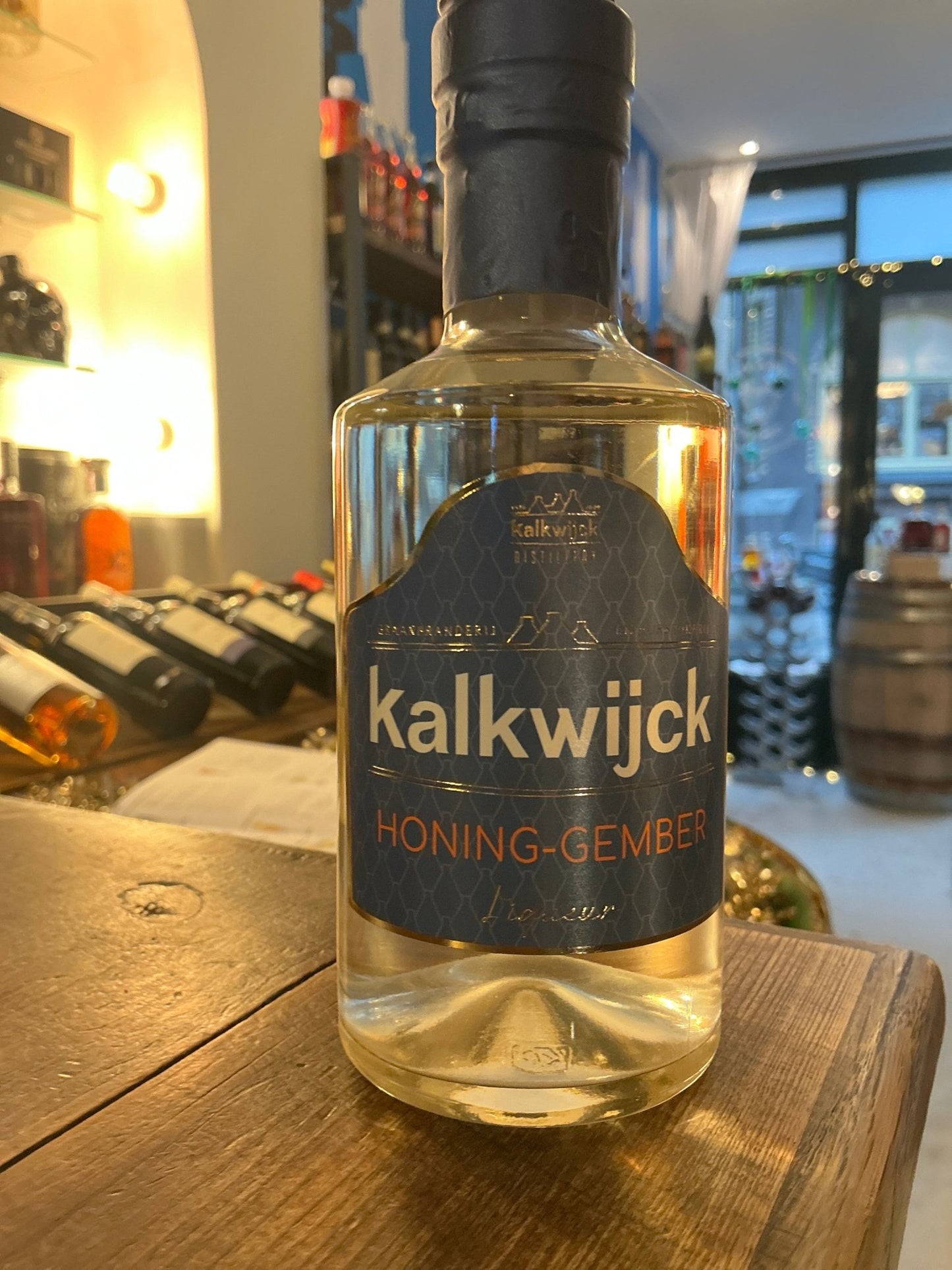 Kalkwijck Honing-Gember small batch artisan Dutch liqueur with spiced honey and ginger notes in a premium clear glass bottle.