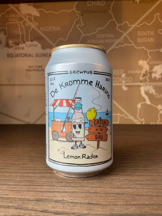 Kromme Haring Catch of the Day 330ml can — Dutch lemon radler by Brewpub De Kromme Haring, with playful beach cartoon label, 2.5% ABV
