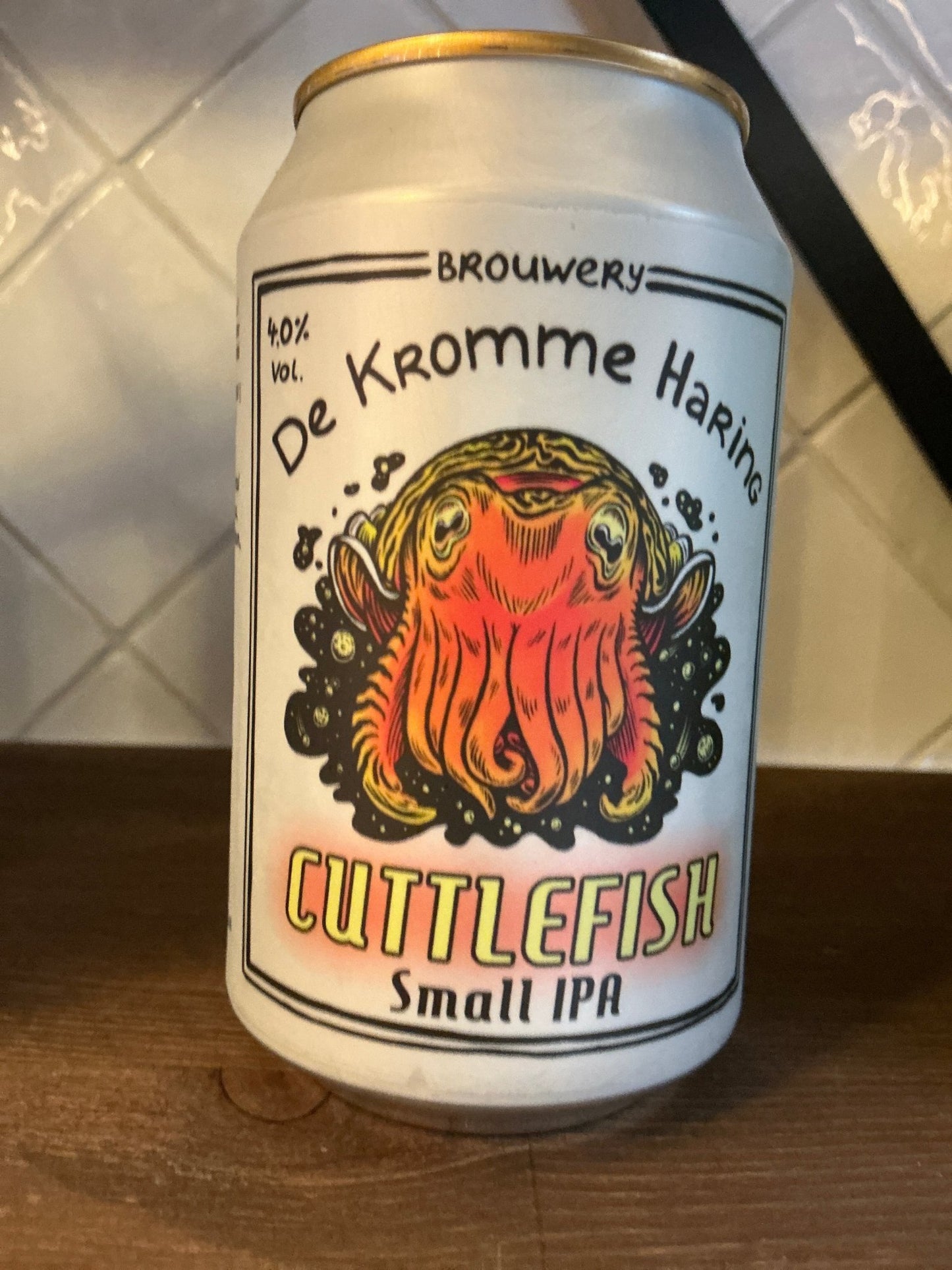 White craft beer can featuring colorful orange and red cuttlefish logo with black tentacles, labeled Kromme Haring.