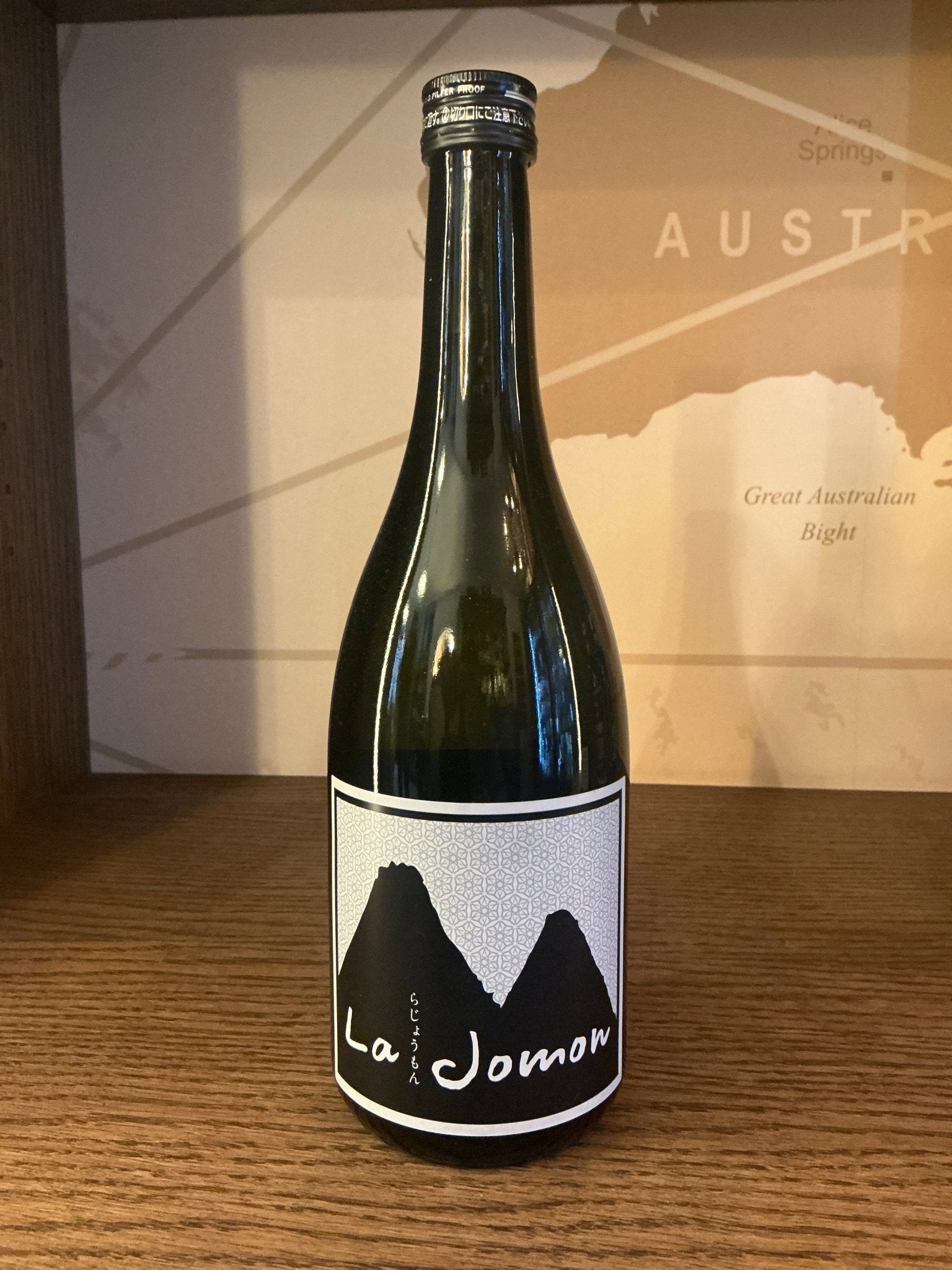 La Jomon Junmai-shu premium sake bottle with artisanal Dutch design, limited edition gift packaging, black and white label.