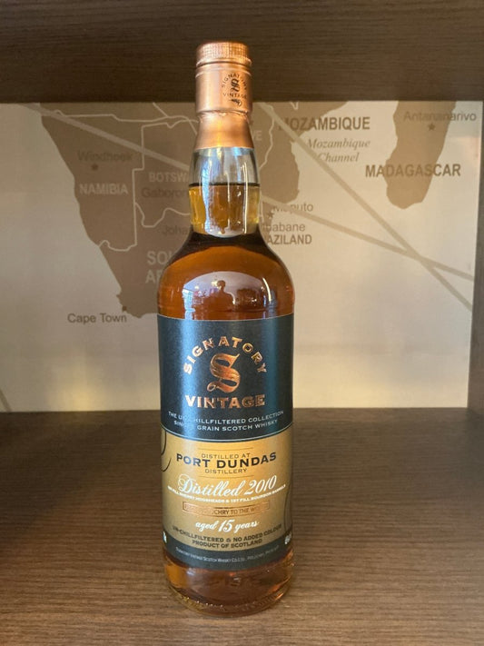Port Dundas 2010 Signatory Vintage Un-Chillfiltered Collection 15 Year Old single grain Scotch whisky bottle, 46% ABV