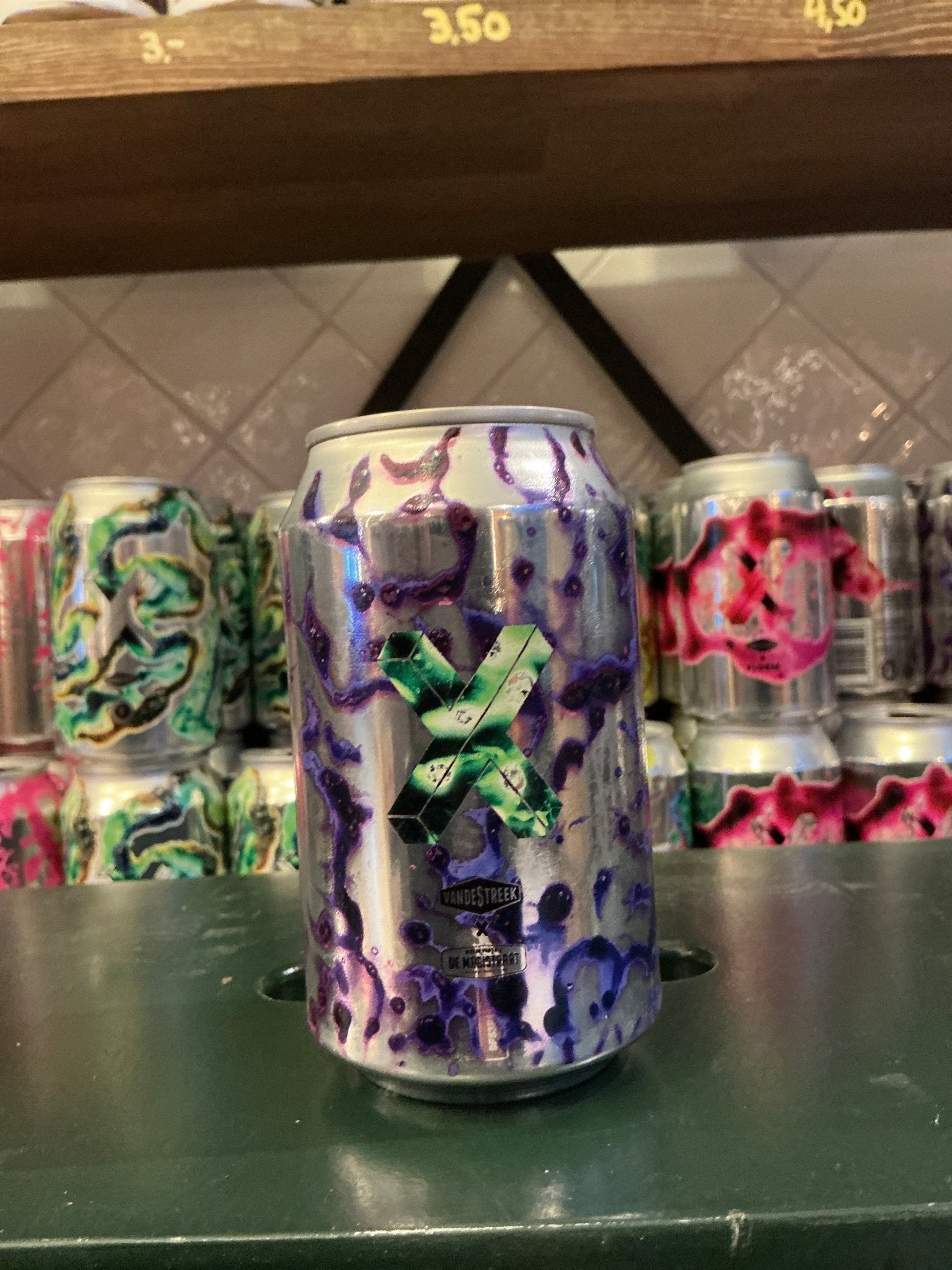 Van de Streek X Magistraat premium craft beer can with purple and green abstract botanical design, small batch artisan.