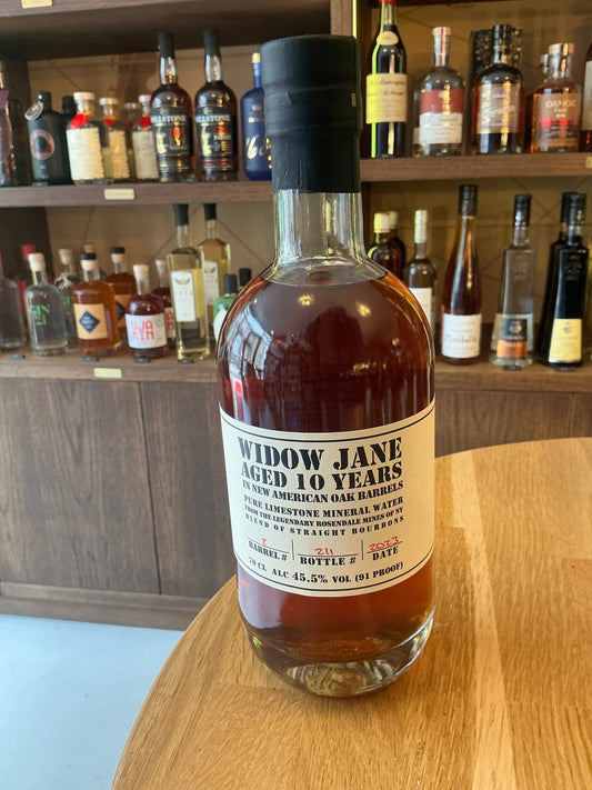 Widow Jane 10 Year Bourbon bottle with amber liquid, premium artisanal craft, Dutch limited edition gift, detailed front.